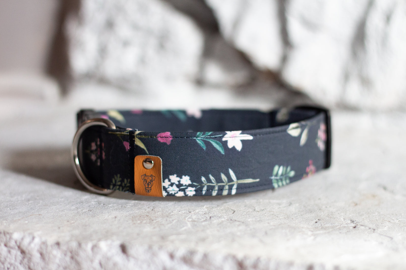 Dainty Floral Buckle Collar